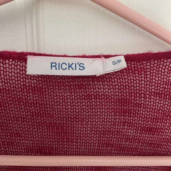 🆕 Ricki’s Raspberry Light Knit Shawl - Picture 7 of 9